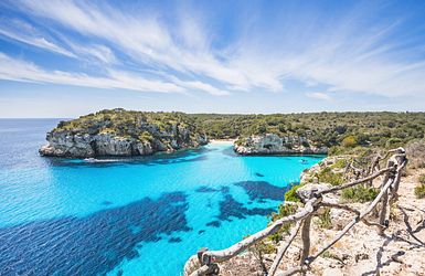 Q:\Destinationen\Spanien\Balearen\Menorca\Menorca_Küste_AdobeStock_244340324 © kite_rin_abo_ztv5.tif