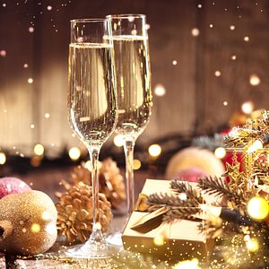 Sektgläser zur Weihnachtszeit