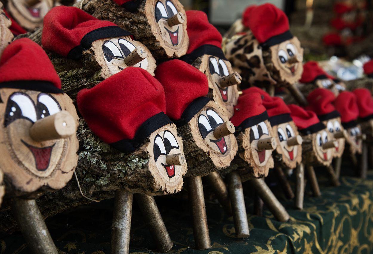 Weihnachtliche Holzstämme mit Gesicht und Beinen