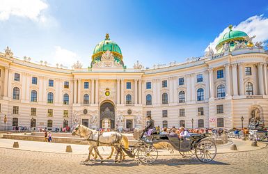 Hofburg mit Pferdekutsche in Wien