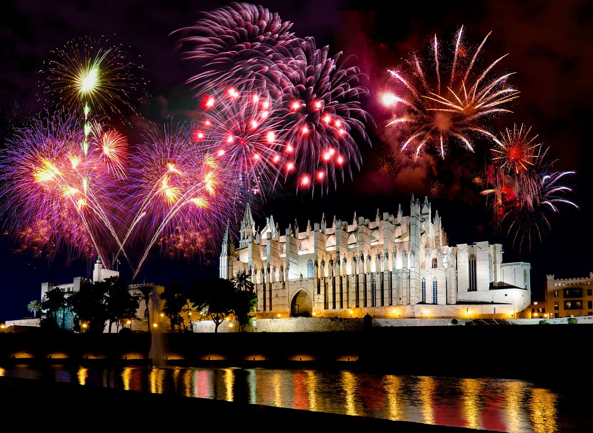 Silvesterfeuerwerk über der Kathedrale in Palma de Mallorca