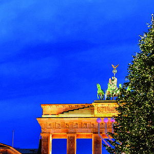 Zwinger Palace in Dresden winter night_AdobeStock_107822383  ©river34