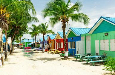 Bunte Strandhäuser auf Barbados