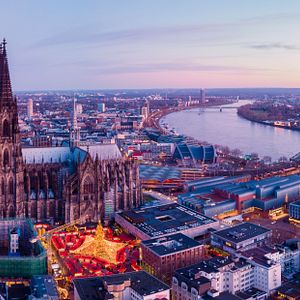 Köln_Weihnachtsmarkt_AdobeStock_551879131 ©  Fokke Baarssen