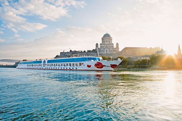 Flussschiff vor Bauwerk