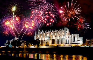 Silvesterfeuerwerk über der Kathedrale in Palma de Mallorca