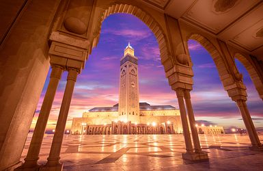 Beleuchtete Moschee im Abendlicht