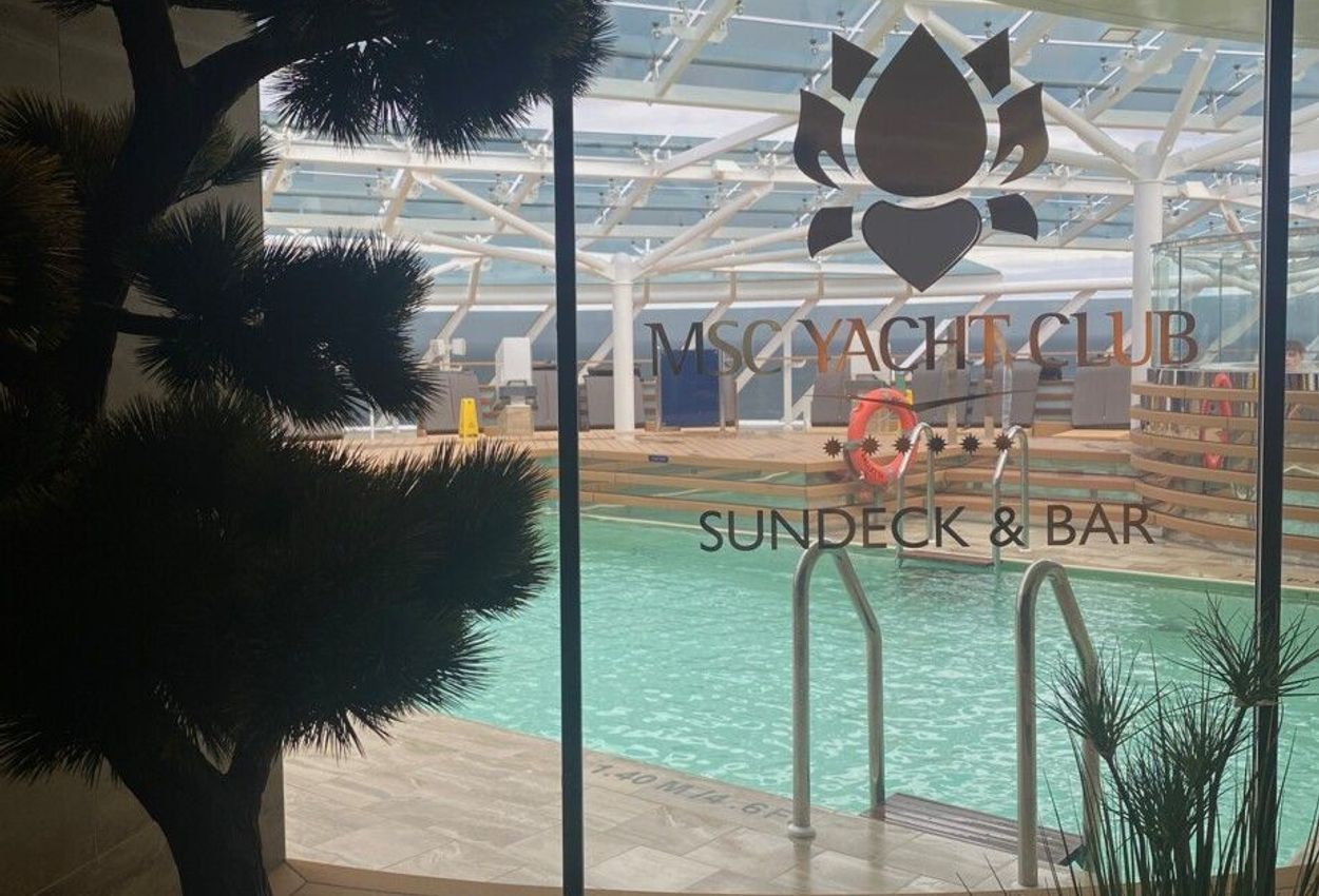 Ein Blick auf das Außendeck des MSC Yacht Clubs