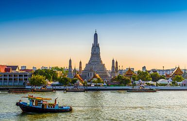 Der Wat Arun Tempel am Chao Praya in Bangkok, Thailand