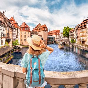 Brücke über die Ill_Zentrum Straßburg_AdobeStock_285711198©EdNurg