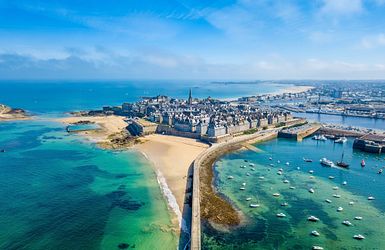 St. Malo mit Blick auf das Château de Saint-Malo in Frankreich