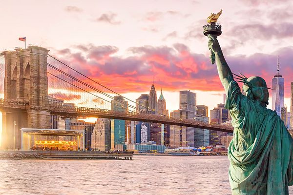 Q:\Destinationen\USA\NYC\Freiheitsstatue_Brooklyn Bridge_Manhattan_AdobeStock_209705506_© f11photo_mio.jpeg