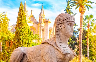 Palma de Mallorca mit Blick auf die Sphinx vor der Kathedrale

