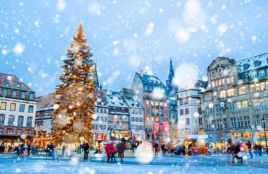 Marktplatz im Schnee mit geschmücktem Tannenbaum
