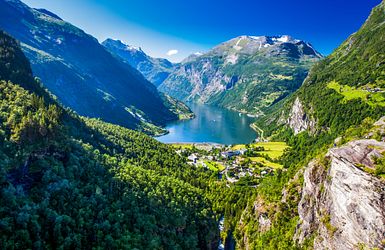 Blick von oben auf den Geiranger Fjord