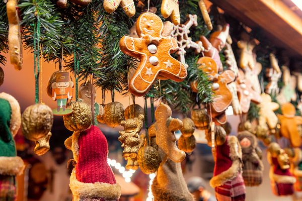 Weihnachtsmarkt-Bude mit Lebkuchenmännchen und grünen Zweigen