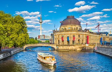 Blick auf die Museumsinsel und im Hintergrund den Fernsehturm