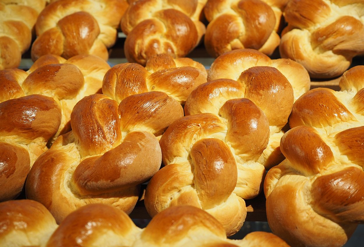 Ein Blech voller Hefezöpfe