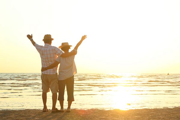 Ein Pärchen am Strand bei Sonnenuntergang