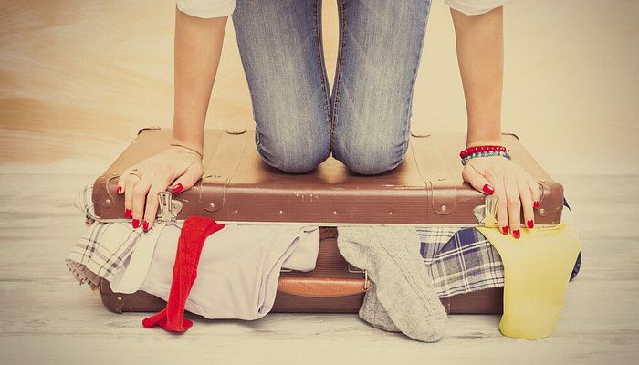 Frau Koffer Tourist packen