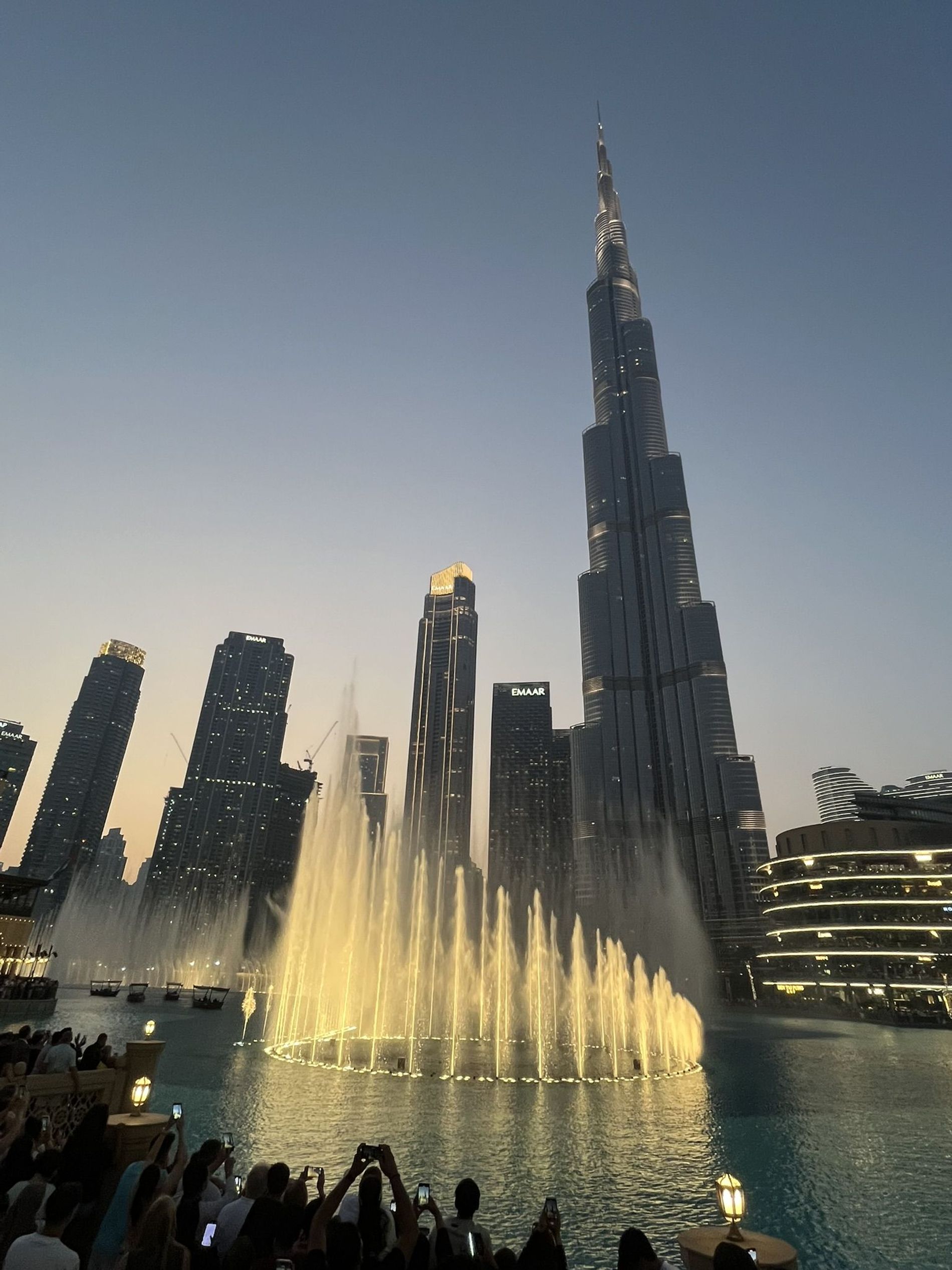 Burj Khalifa und Wasserfontänen in Dubai