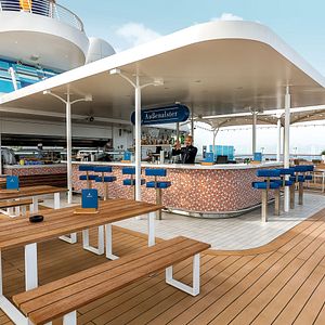 Frau und Mann vor der Mein Schiff Relax