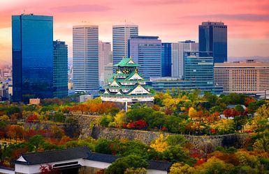 Palast vor moderner Skyline