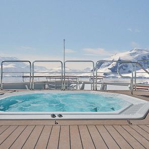 Silver Endeavour_Sport und WellnessaSilver Endeavour_Sport und Wellness_Whirlpool_©Silversea Cruises Ltd._Treatment Room_©Silversea Cruises Ltd.